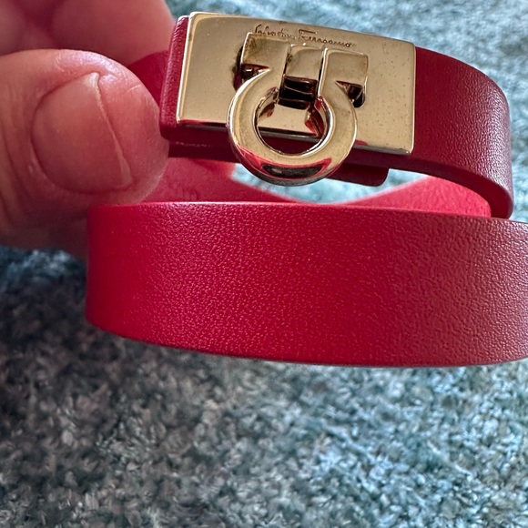 SALVATORE FERRAGAMO DOUBLE WRAP BRACELET UNISEX GOLD CLIP BUCKLE - Picture 3 of 7